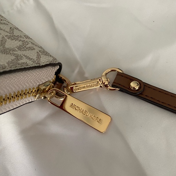 Michael Kors satchel and matching wallet - Picture 5 of 12